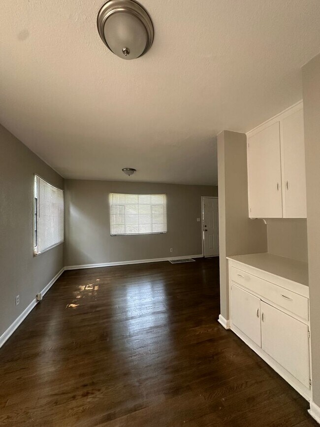 Building Photo - South KC 2-Bedroom Home For Rent *** 1/2 O...