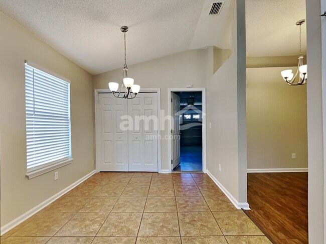 Foto del edificio - 840 Mackenzie Cir