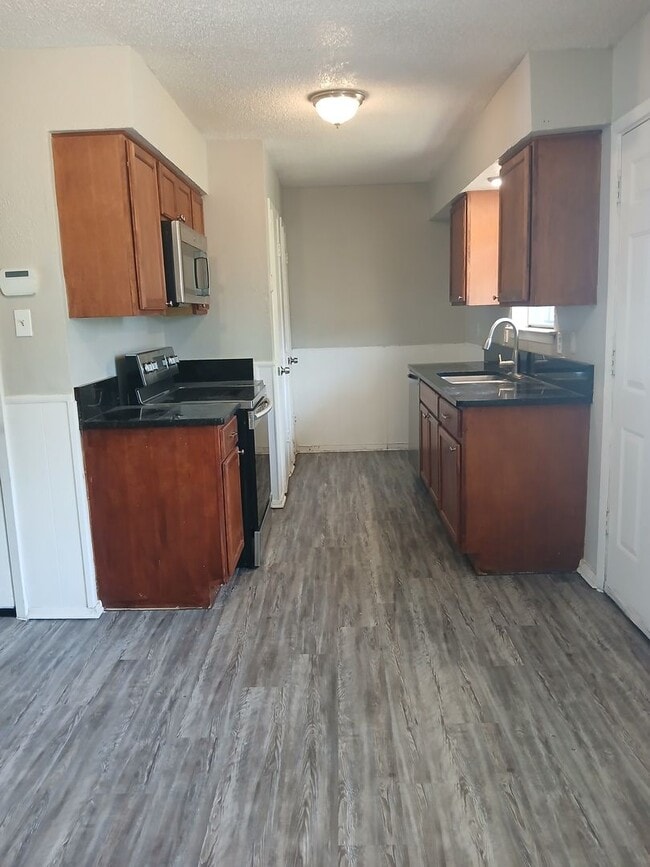 Building Photo - 3 Bedrooms, 1.5 Bathrooms, 1 Car Garage Ne...