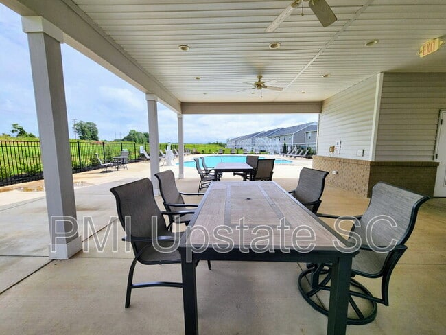 Building Photo - 1283 Westgate Vlg Dr