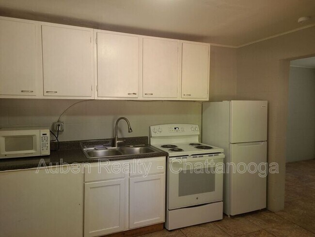 Building Photo - 713 Lupton Dr