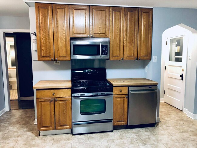 Kitchen; stainless appliances, dishwasher - 9610 S Homan Ave