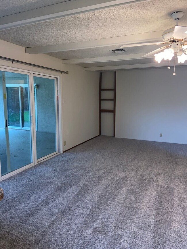 Foto del edificio - Super clean! 3 Bdrm, 2 Bath near Greenback & Trajan