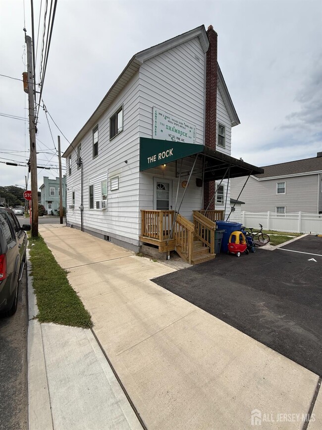 Building Photo - 147 S Pine Ave