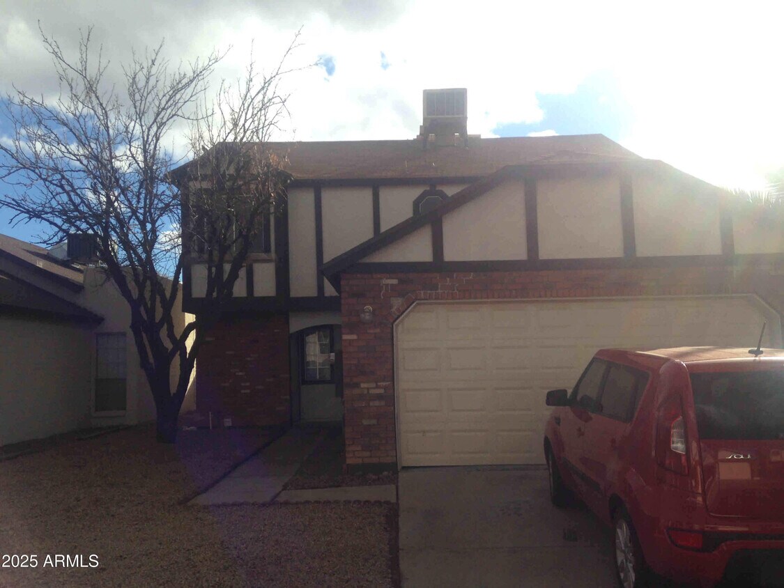 Primary Photo - 1327 W Straford Dr
