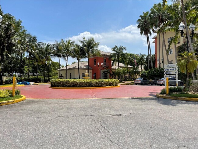 Foto del edificio - 8225 Lake Dr