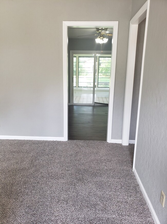 Building Photo - Remodeled Raytown Home-Available in AUGUST!!