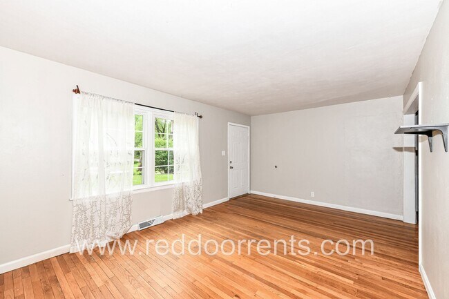 Building Photo - Spacious Family Haven: 4-Bedroom Gem on Ea...