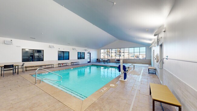 Piscina cubierta - Sage Meadow Apartments & Townhomes