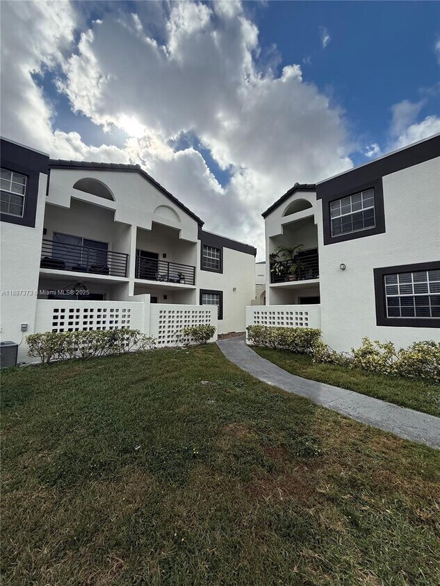 Primary Photo - 9705 Fontainebleau Blvd