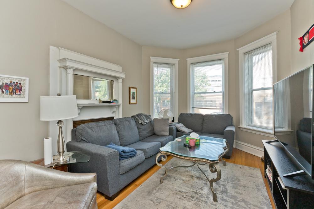 Foto principal - 3 bedroom in Chicago IL 60657