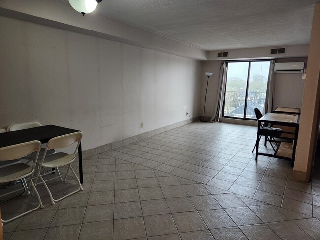 Photo du bâtiment - 1700 University Ave W