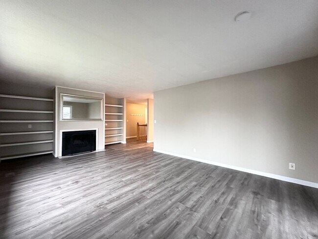 Building Photo - Single Family Home in Beaverton, OR 6 Beds 3 Baths w/ Double Car Garage!