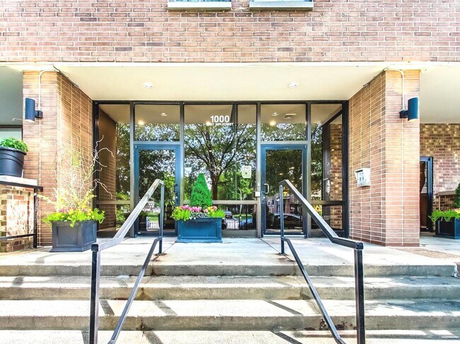 Foto del edificio - 1000 E 53rd St