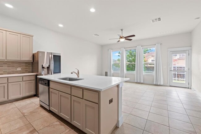 Building Photo - 13001 Hymeadow Dr