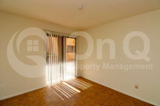 Building Photo - 1810 E Blacklidge Dr