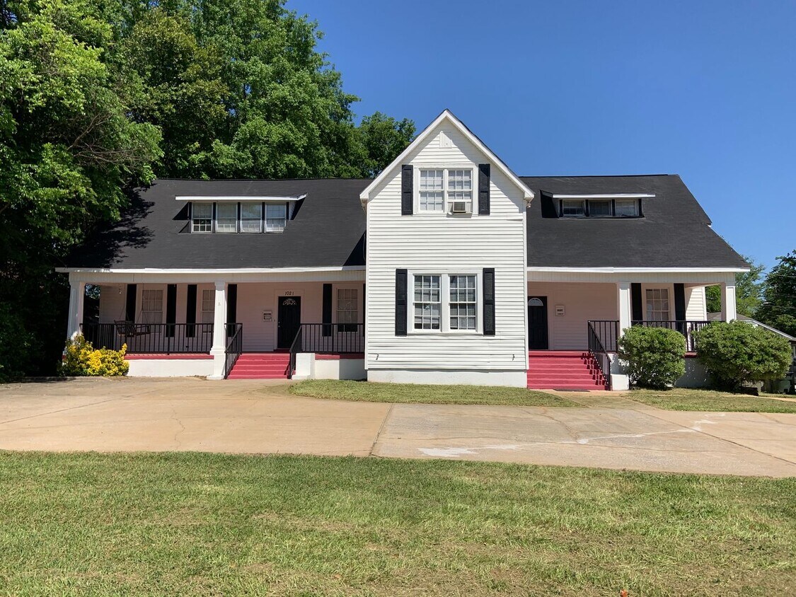 Primary Photo - 4 Bedroom/2 bathroom Unit of a Duplex Avai...