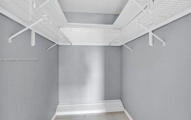 Foto del edificio - 8100 Sunrise Lakes Blvd