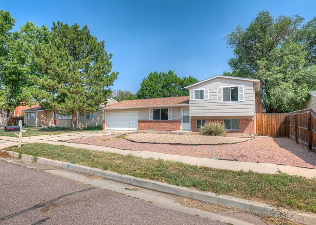 Building Photo - 3 Bedroom Home Close to Fort Carson