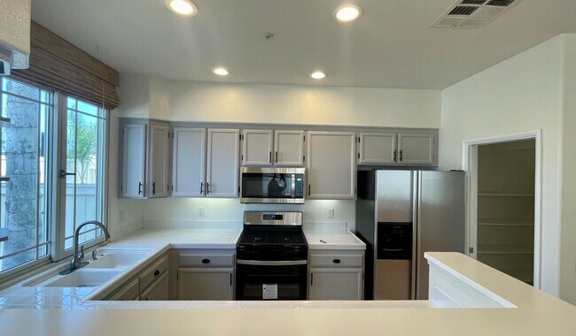 Building Photo - Impressive 2 Story, 2 Bedroom 2.5 Bath tow...