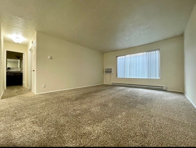 Foto del edificio - Montavilla 1 Bedroom Main Floor Apartment w/ A/C and Off Street Parking~ PETS WELCOME! 95 Walkscore!