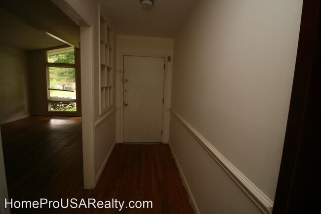 Building Photo - 3 br, 1.5 bath House - Spruce Street 2115