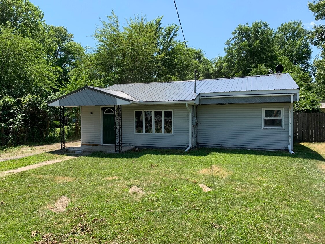Front Yard - 3406 S Overman Ave
