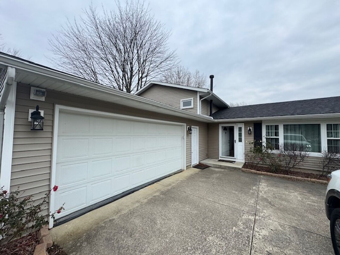 Primary Photo - Beautiful 3 Bed - 2.5 Bath - Split Level i...