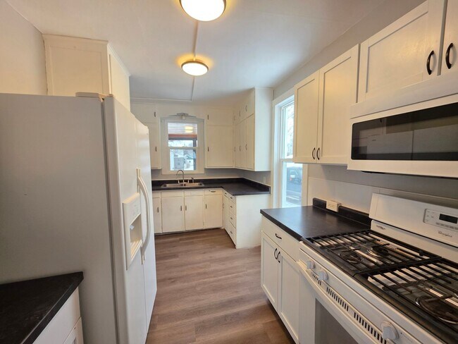 Building Photo - 4 Bed 1.5 Bath Single Family Home in Nekoosa