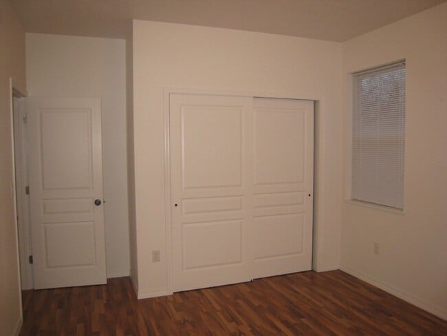 Building Photo - 2 bed 1.5 bath home