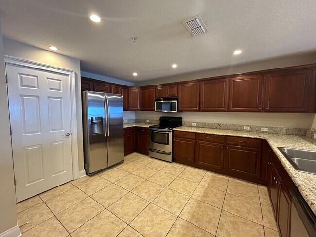 Building Photo - Spacious 2br/2ba Condo in Gateway at River...