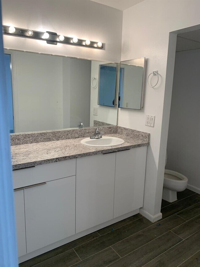 Foto del edificio - 645 Executive Center Dr