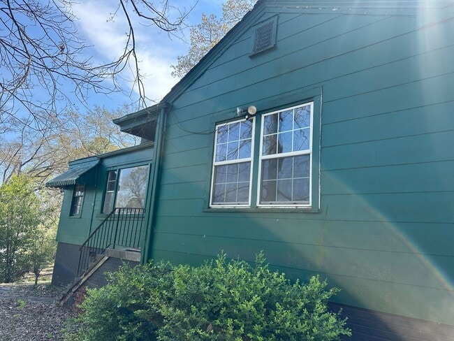 Foto del edificio - Classic Charm Meets Modern Comfort – 3BR/2BA Home