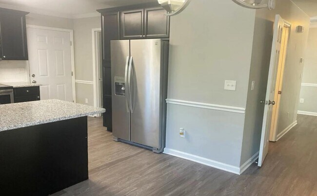 Building Photo - 3136 Daingerfield Dr