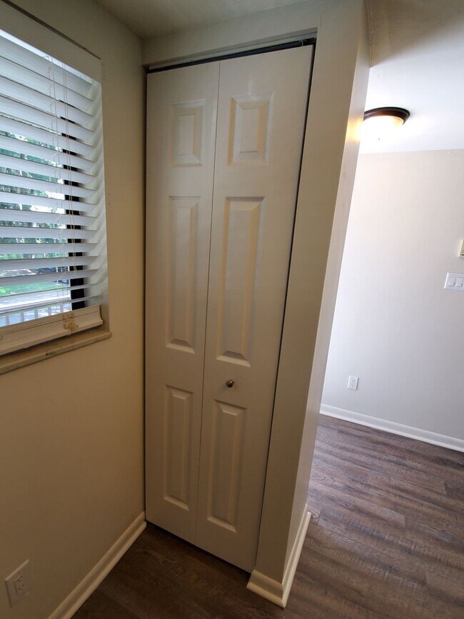 Foto del edificio - 2BD / 2BA Newly Remodeled 2 bed / 2bath Condo with Community Pool, close to Truman Pkwy!