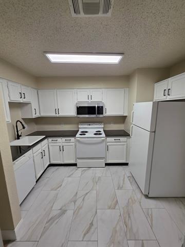 Foto del edificio - 404 Central Park Dr