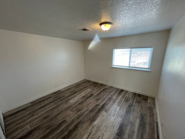 Foto del edificio - 2 BEDROOM 2 BATH, SECOND  FLOOR UNIT, NO CARPET, NEAR NELLIS AFB!