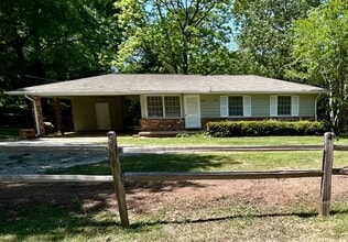 Building Photo - Charming 3-Bedroom Home
