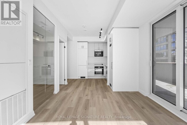 Building Photo - 280 Dundas St W