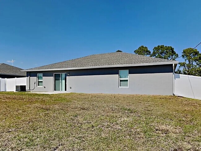 Building Photo - 128 NE 9th Pl