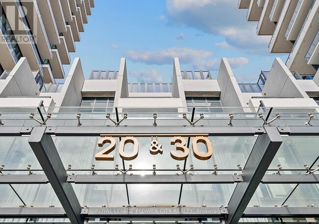 Building Photo - 20 Inn On The Pk Dr