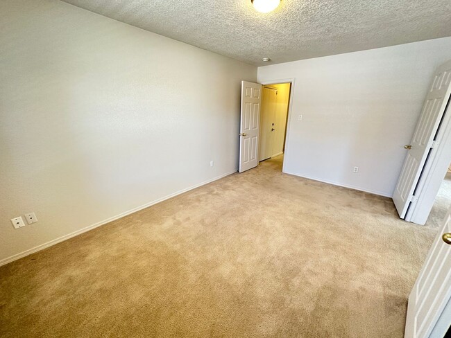 Building Photo - Large 3 bed / 2 Bath | Desirable Cabezon H...