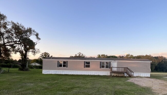 Building Photo - Charming 3-Bed, 2-Bath Retreat: Spacious 1...