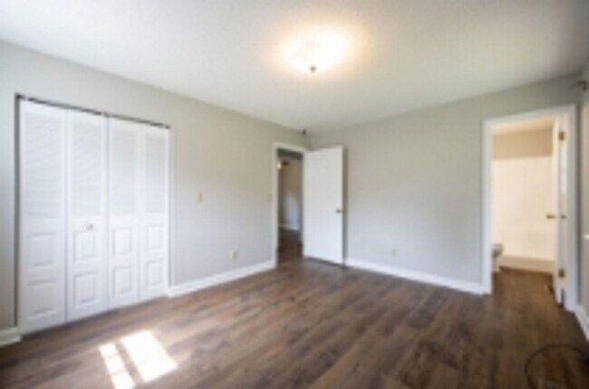 Foto del edificio - This beautifully updated brick home in Har...