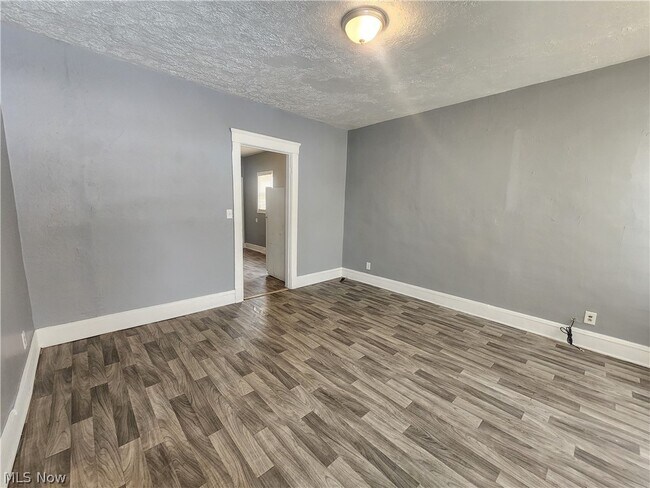 Foto del edificio - 3443 Regent Rd