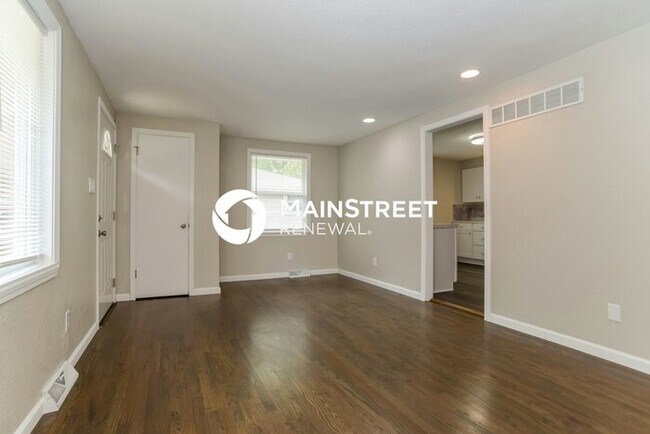 Foto del edificio - 4 Bedroom Pet-Friendly Home in KANSAS CITY, MO with Main Street Renewal