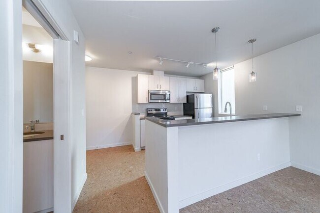 Foto del edificio - Chic 2BR/1.5BA Townhome Apartment in North...