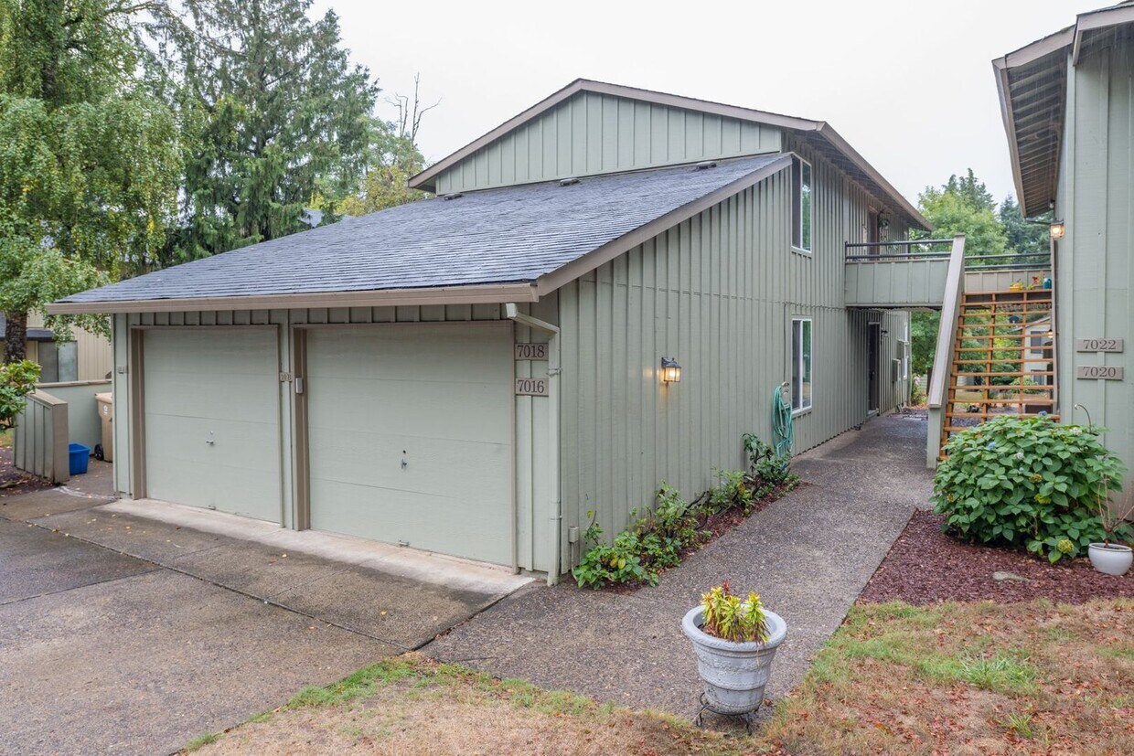 Foto principal - Updated Lake Oswego Condo for Rent - Pool ...