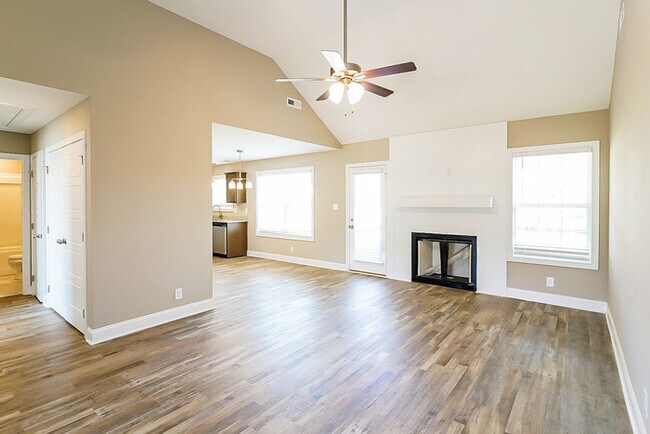 Building Photo - Spacious 4 Bed, 3 Bath Home with Fenced Yard and Garage