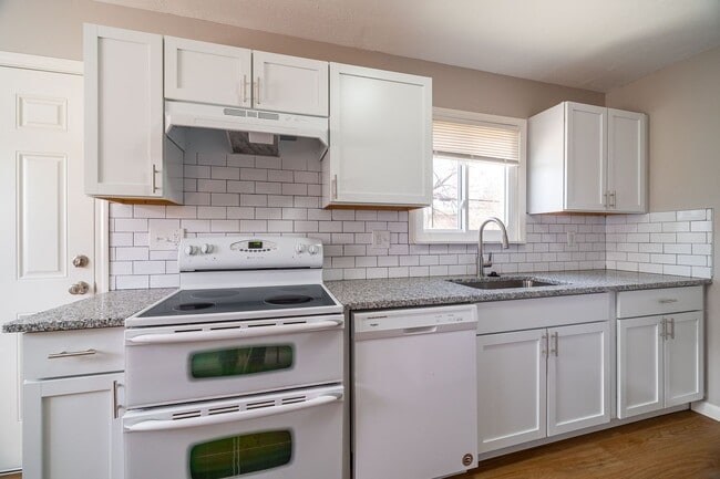 Foto del edificio - Updated 3 Bedroom Home with Garage!